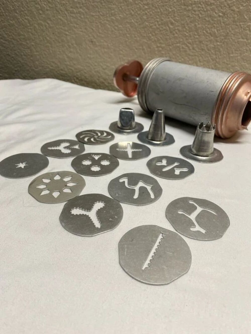 ^ Vintage Mirro matic Cookie Pastry Press Set 11 Discs 3 Tips MCM retro kitchen - Picture 4 of 6